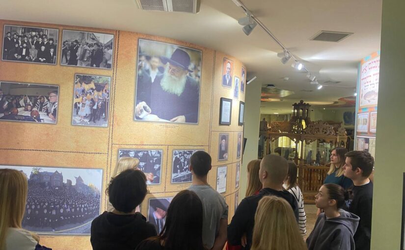 Історія великої нації під одним дахом