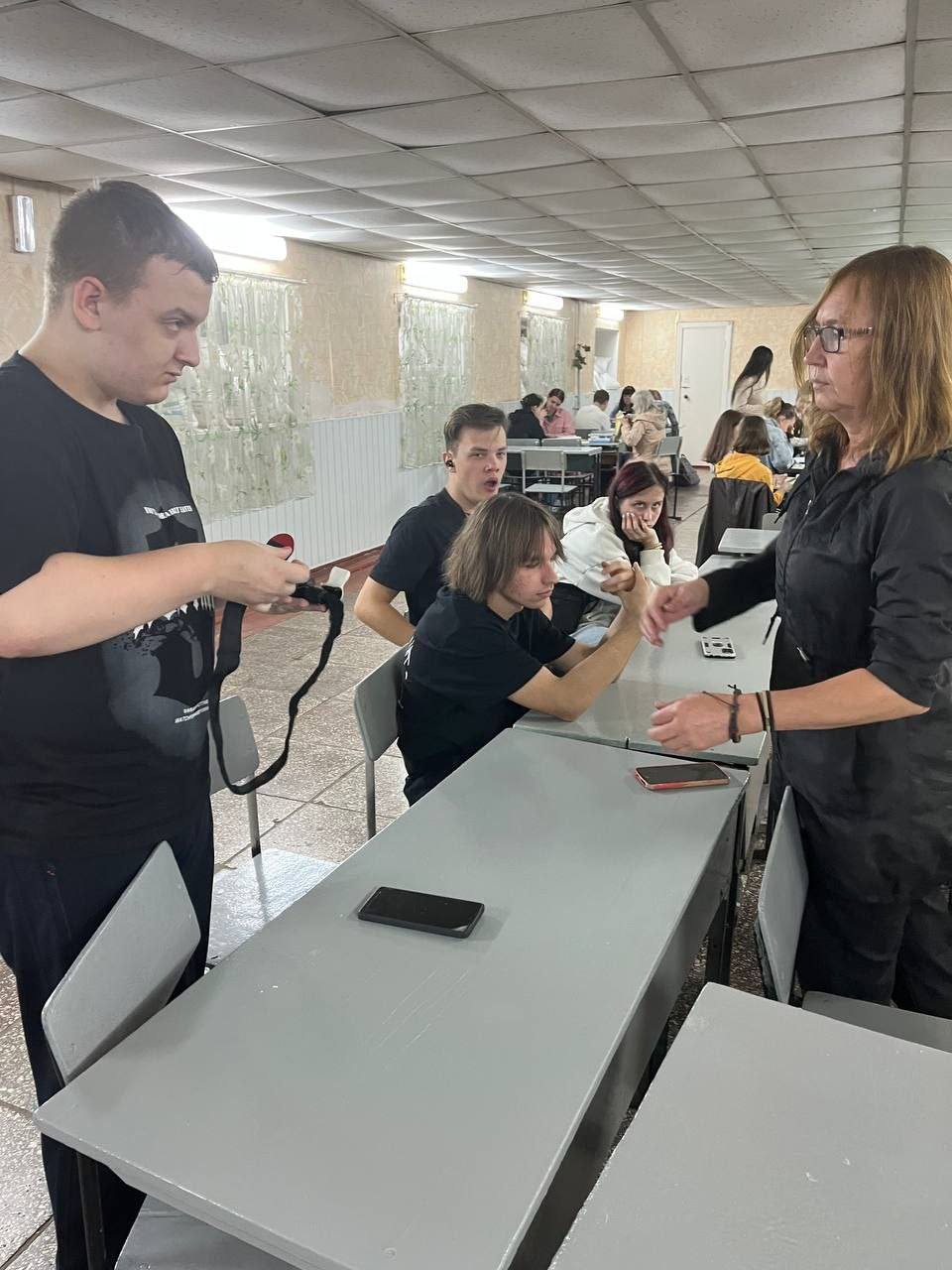 Завзято проходять уроки фізичної культури та захисту України
